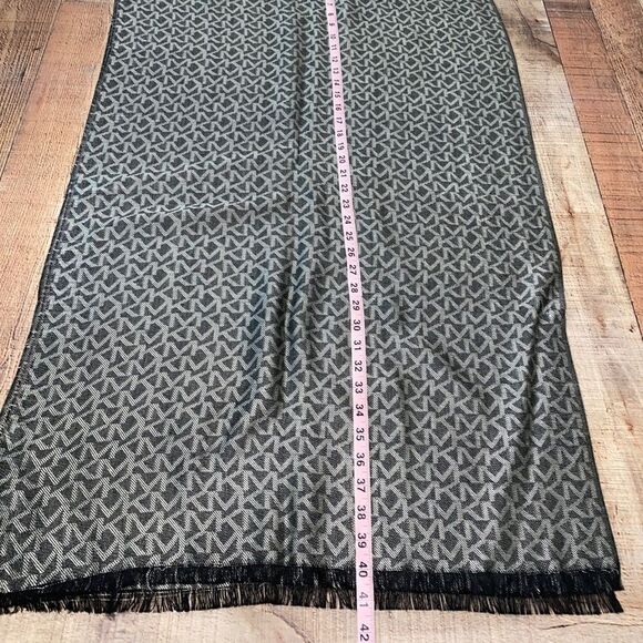 Michael Kors scarf raw hem - Picture 4 of 12